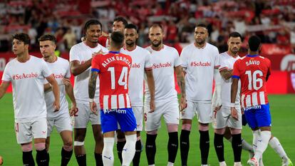 Los jugadores del Sevilla lucen camisetas de apoyo a Jennifer Hermoso.