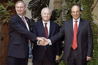 El ministro español de Asuntos Exteriores, Miguel Angel Moratinos; el ministro británico para Europa, Geoffrey Hoon, y el ministro principal de Gibraltar, Peter Caruana.