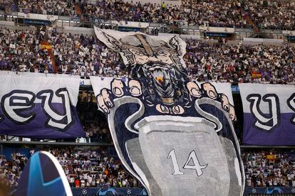  Aficionados del Real Madrid muestran una pancarta por sus 14 Copas de Europa ganadas