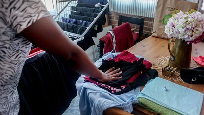 Una empleada de hogar organiza la ropa, en septiembre de 2022, en Madrid.
