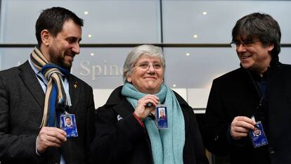 Clara Ponsatí posa junto a su credencial de eurodiputada en compañía de Toni Comín y Carles Puigdemont, en Bruselas, la semana pasada.