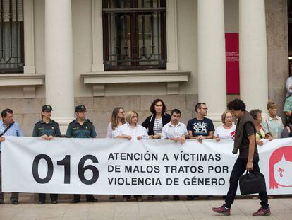 Concentración en la Subdelegación del Gobierno en Castellón contra el asesinato de dos menores. 