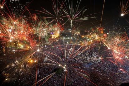 Fuegos artificiales en la plaza de Tahrir para celebrar la deposici&oacute;n de Morsi.
