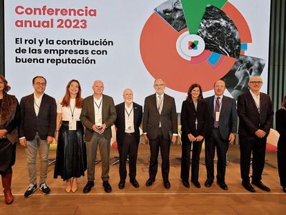 Foto de familia de los ponentes que participaron en la conferencia anual de Corporate Excellence.