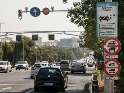 Un cartel en la avenida Diagonal avisa del inicio de la Zona de Bajas Emisiones de Barcelona, este viernes.