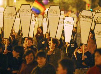Concentración en Valencia con carteles que representan ataúdes con el nombre de mujeres asesinadas por sus parejas.