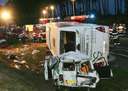 Imagen de la camioneta y el autobús tras la colisión.