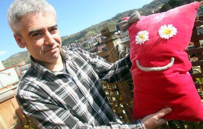 Jokin Oregi posa con uno de sus personajes en la terraza de su casa en Bilbao.