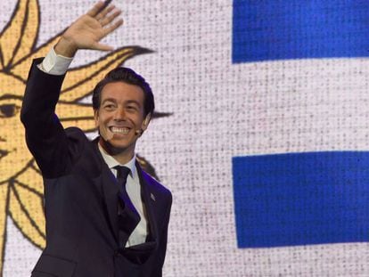 El precandidato a presidente de Uruguay, Juan Sartori, saluda durante un mitin de campaña en marzo pasado.
