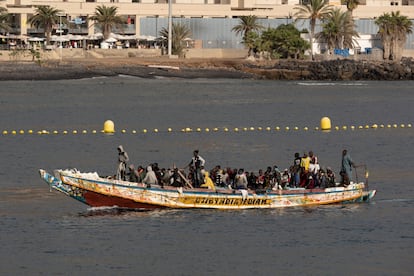 Un cayuco con unas 80 personas a bordo, en su llegada este lunes al puerto de Los Cristianos, en el sur de Tenerife.