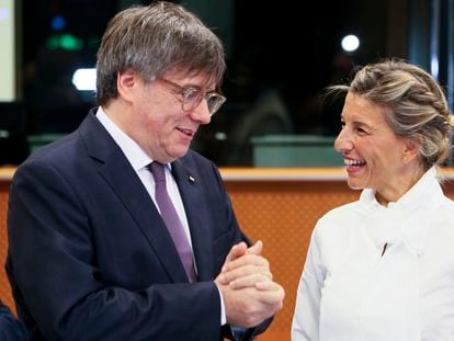 Carles Puigdemont junto a Yolanda Díaz, en el Parlamento Europeo.