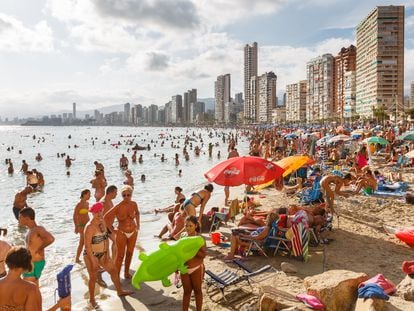 Bañistas en Benidorm (Alicante), en una imagen de antes de la pandemia