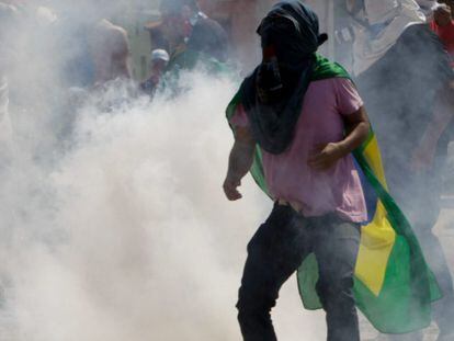 Manifestante afuera del estadio Castelao Arena