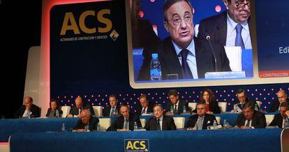 Florentino P&eacute;rez al frente del consejo de ACS en la junta de accionistas de este 2015. / Pablo Monge