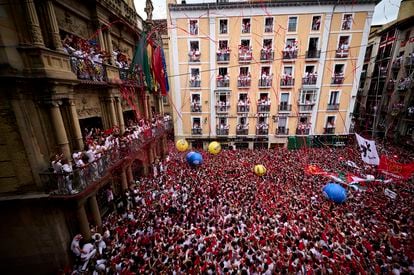 Miles de personas abarrotan la plaza Consistorial de Pamplona.
