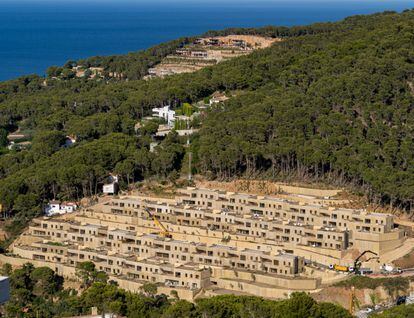 La urbanización Sa Riera Jardins de Begur (Girona), construida sobre tres hectáreas de pinares mediterráneos. 