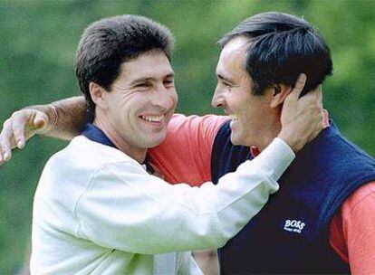 Olazábal y Ballesteros se abrazan tras ganar el torneo de golf por parejas de París, en 1995