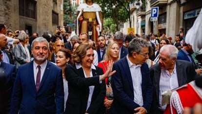 Los socios de gobierno en Barcelona, Jaume Collboni, Ada Colau y Jordi Martí, y Ernest Maragall (de ERC), durante el paseíllo de autoridades de las fiestas de la Mercè del pasado septiembre.