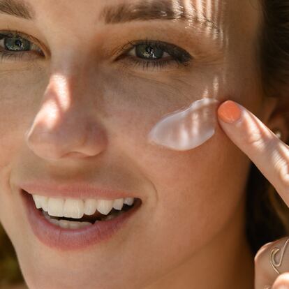 La cara es una de las zonas más expuestas al sol y que más se ha de proteger a diario. GETTY IMAGES.
