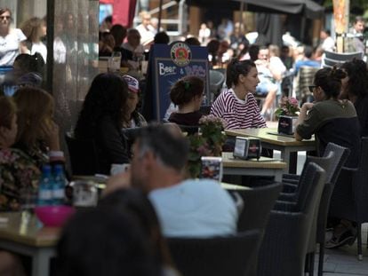 Clientes en una terraza de la madrileña plaza de Chueca, ayer por la mañana.