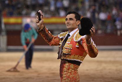Paco Ureña, con la oreja del quinto toro de la tarde.