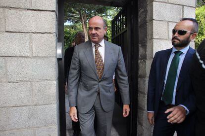 Luis de Guindos, ministro de Economía, a la salida del velatorio.