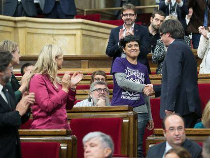 Carles Puigdemont con Anna Gabriel tras superar la cuesti&oacute;n de confianza.