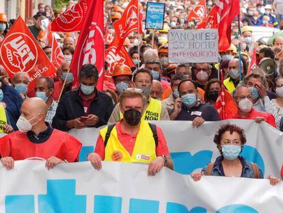 Asistentes a la manifestación a favor del mantenimiento del empleo y contra el cierre de la planta de Alcoa en San Cibrao (Lugo) el lunes en la localidad de Burela. 