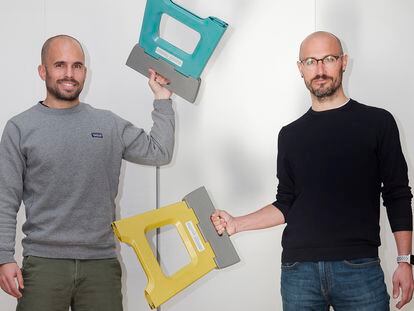 Marc Fabra y Pol Fantoba, creadores del taburete Compact.