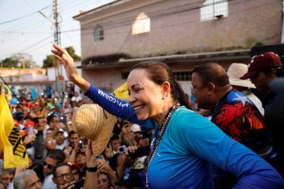 María Corina Machado saluda a seguidores en Valencia (Estado de Carabobo), el 13 de marzo.