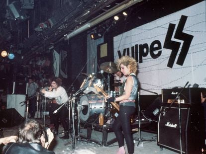 El grupo de rock Las Vulpes durante una actuación en Madrid en mayo de 1982. Las vulpes eran Loles (guitarra), Mamen (cantante), Begoña (bajo) y Lupe (batería).