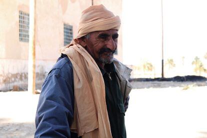  Mohamed, de 58 años, trabaja irrigando el palmerar desde su niñez.