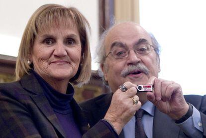 Mas-Colell entrega a la presidenta de la Cámara, Núria de Gispert, los Presupuestos de 2012.