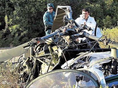 Los agentes, en la zona del accidente del helic&oacute;ptero.