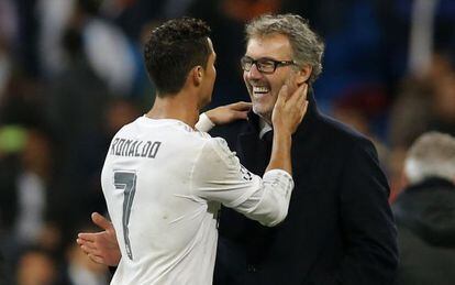 Cristiano Ronaldo habla con Laurent Blanc tras el Real Madrid-PSG.