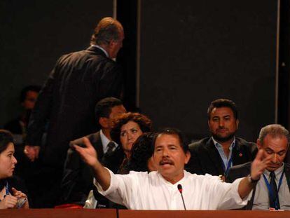 Don Juan Carlos abandona la reunión mientras habla Daniel Ortega.
