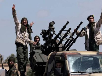 Uniformados del ejército del general rebelde Hafter hacen la señal de la victoria en su avance hacia Trípoli. En vídeo, el primer ministro libio habla sobre las amenazas rebeldes.