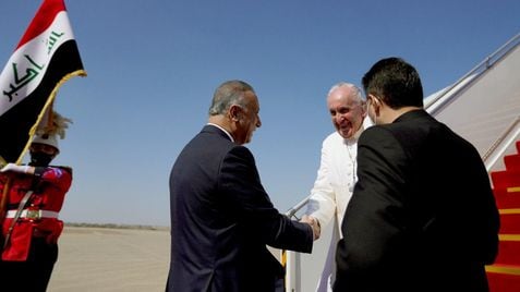 El primer ministro iraquí Mustafa al Kadhimi recibía al papa Francisco, a su llegada este viernes a Bagdad. En vídeo, la llegada del Papa a Irak y sus palabras previas a los iraquíes.