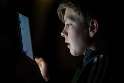 Un niño mira utiliza una aplicación de Meta en su teléfono celular, en una imagen de archivo.