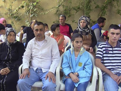 Refugiados sirios esperando su turno en la Embajada de Espa&ntilde;a en Beirut. 