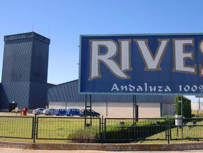 Entrada a la destiler&iacute;a de Rives en el Puerto de Santa Mar&iacute;a, en C&aacute;diz.