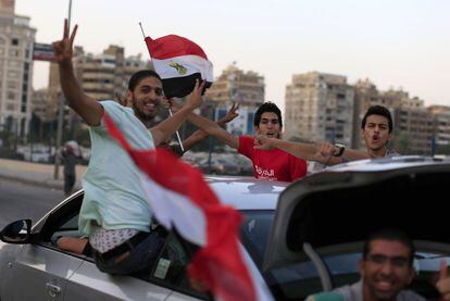 Jóvenes egipcios en una calle de El Cairo, 3 de julio de 2013. Uno de los asesores más cercanos al presidente egipcio, Mohamed Mursi, y alto cargo de los Hermanos Musulmanes, Esam Hadad, calificó los sucesos en Egipto de "golpe de Estado" y pronosticó que generarán mucha violencia.