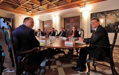 Ximo Puig (derecha) preside el primer pleno del Ejecutivo de la Comunidad Valenciana en esta legislatura.