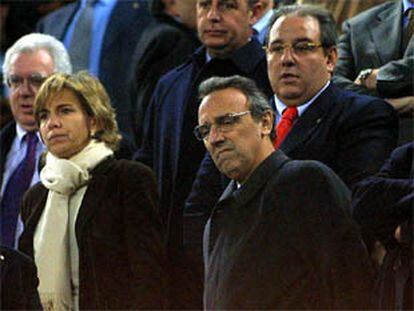 Joan Gaspart, contrariado por lo acontecido en el Camp Nou, junto a Elisabet Cardoner, nieta de Nicolau Casaus, y delante del vicepresidente Ángel Fernández.