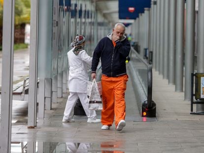 Un sanitario camina por el interior del Hospital temporal de la Comunidad de Madrid habilitado en IFEMA para pacientes con coronavirus, en Madrid a 31 de marzo de 2020.