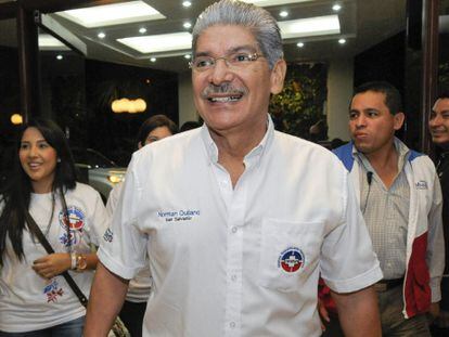 De frente, Norman Quijano, candidato del partido ARENA, ayer en San Salvador.
