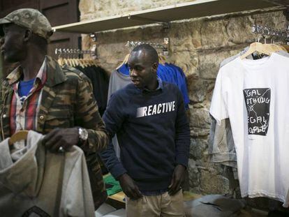 Colecciones de la marca Top Manta en la tienda de los manteros en el Raval