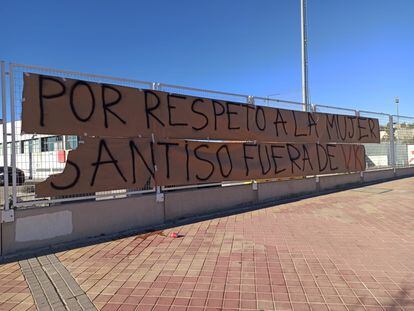 La pancarta que los aficionados del Rayo Vallecano colgaron en febrero contra el entrenador del femenino en la Ciudad Deportiva del equipo.