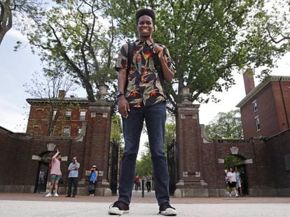 El estudiante Obasi Shaw posa a las puertas de la Universidad de Harvard (EE UU).