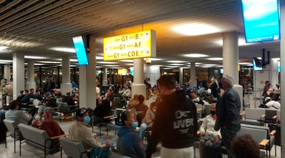 Passengers on flights from South Africa, in the lounge of Schiphol airport (Amsterdam), where they stayed for hours after landing.